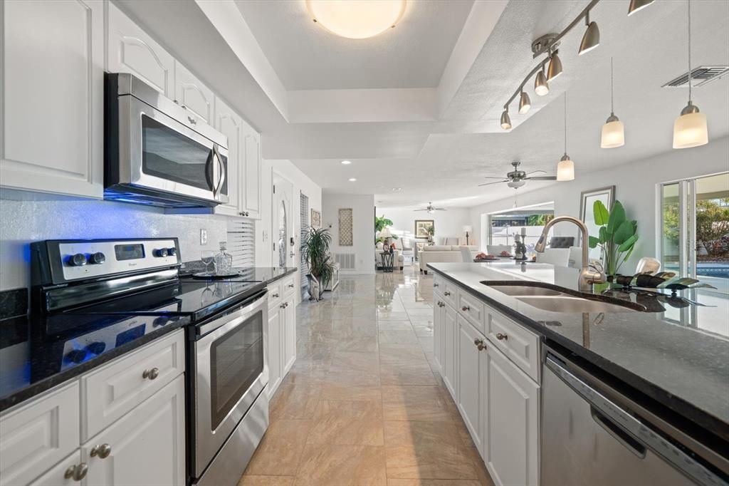 En Venta: $690,000 (3 camas, 2 baños, 1908 Pies cuadrados)