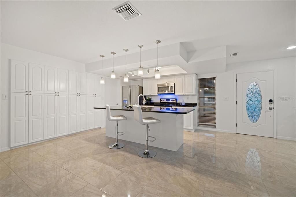 En Venta: $690,000 (3 camas, 2 baños, 1908 Pies cuadrados)