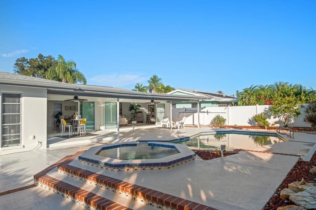 En Venta: $690,000 (3 camas, 2 baños, 1908 Pies cuadrados)