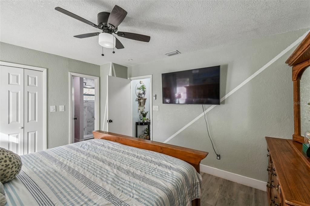 For Sale: $515,000 (6 beds, 4 baths, 2185 Square Feet)