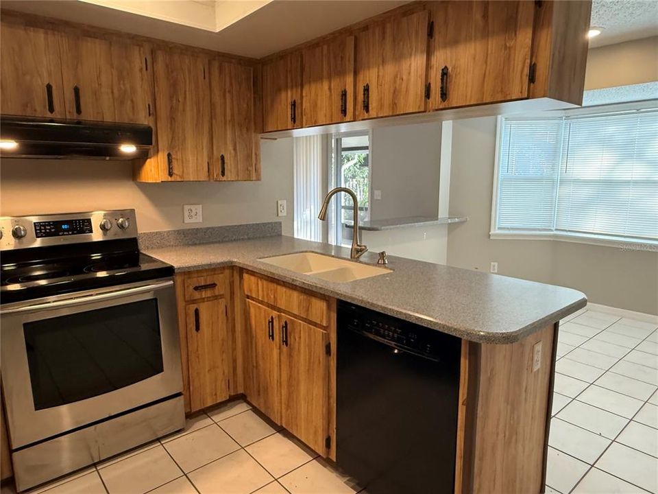 For Sale: $279,900 (2 beds, 2 baths, 1199 Square Feet)