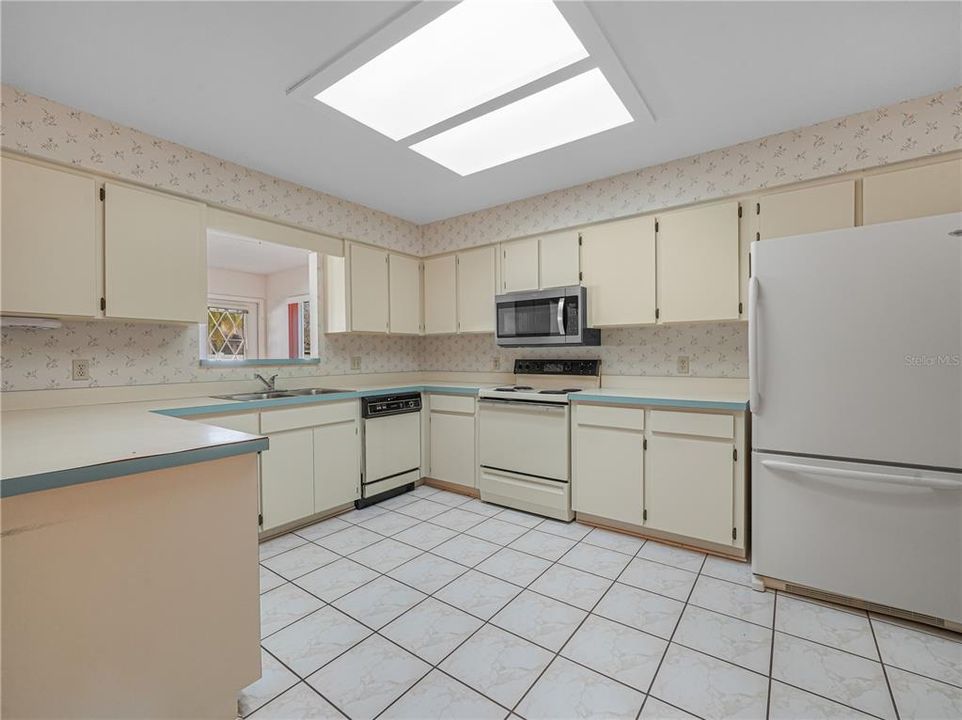 待售: $225,000 (2 贝兹, 2 浴室, 1561 平方英尺)