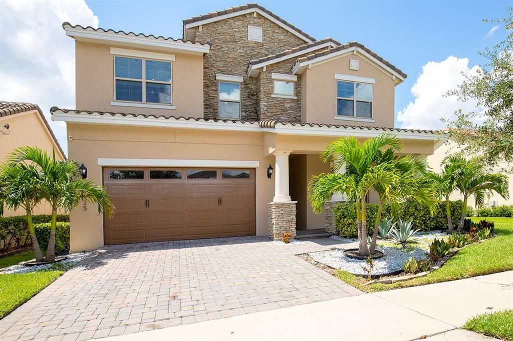 For Sale: $960,000 (5 beds, 5 baths, 3848 Square Feet)