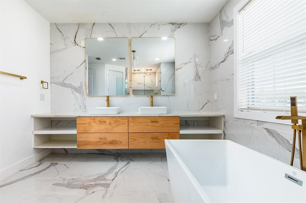 For Sale: $960,000 (5 beds, 5 baths, 3848 Square Feet)