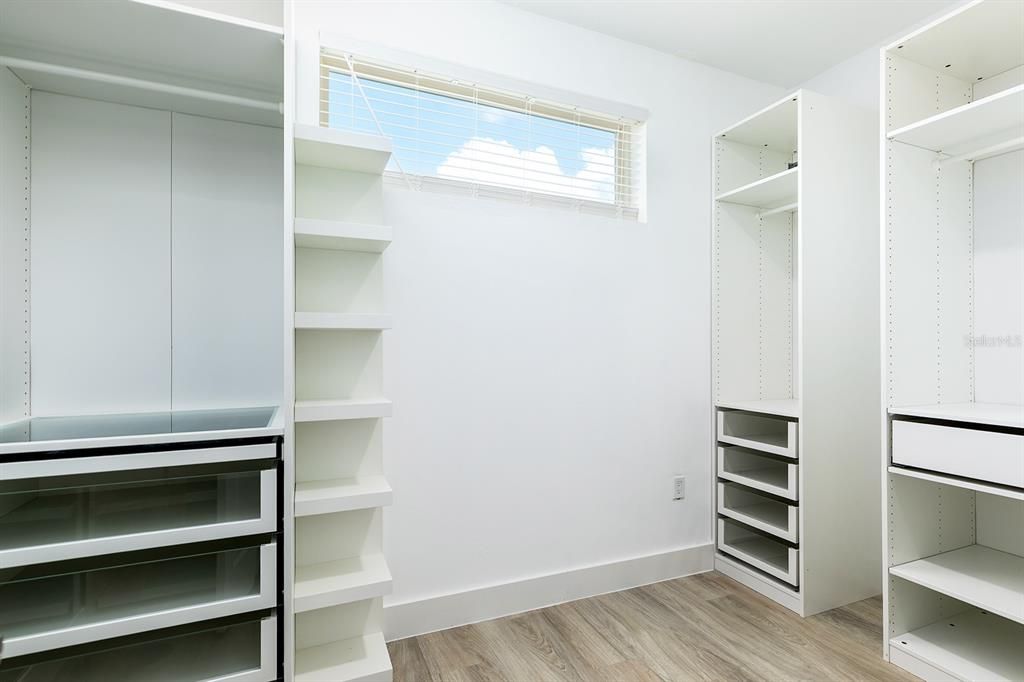 For Sale: $960,000 (5 beds, 5 baths, 3848 Square Feet)