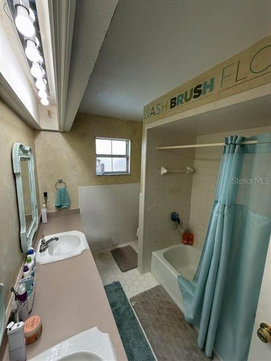 For Sale: $462,900 (4 beds, 2 baths, 2850 Square Feet)