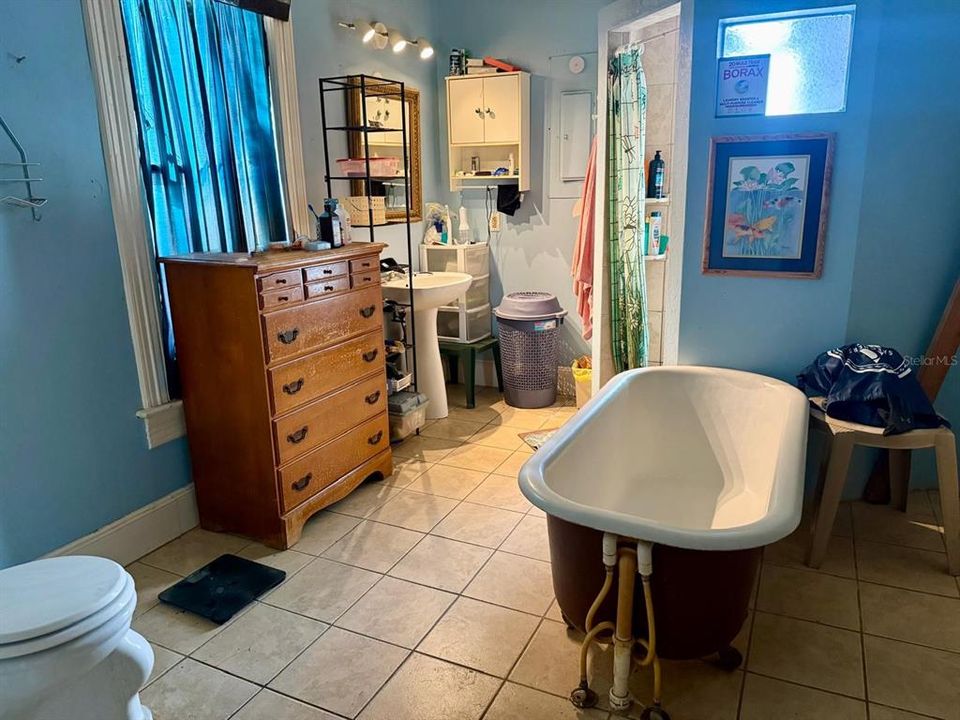 For Sale: $265,000 (3 beds, 3 baths, 2923 Square Feet)