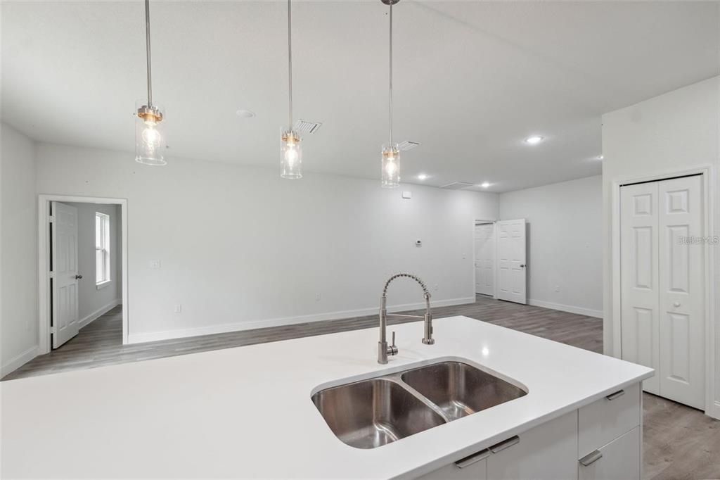 En Venta: $269,900 (4 camas, 2 baños, 1503 Pies cuadrados)