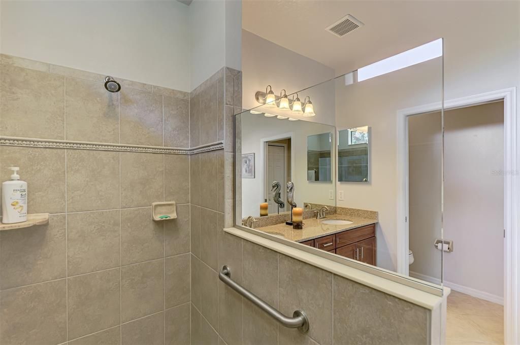 待售: $450,000 (2 贝兹, 2 浴室, 1726 平方英尺)