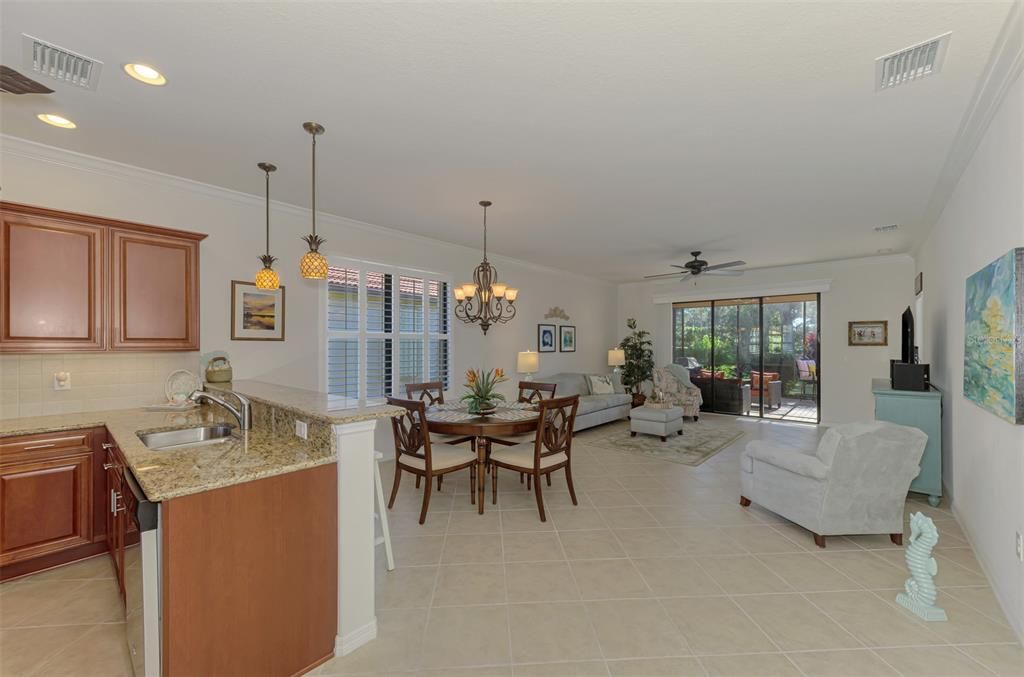 待售: $450,000 (2 贝兹, 2 浴室, 1726 平方英尺)