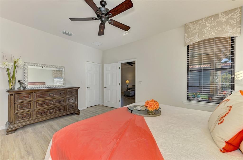 待售: $450,000 (2 贝兹, 2 浴室, 1726 平方英尺)