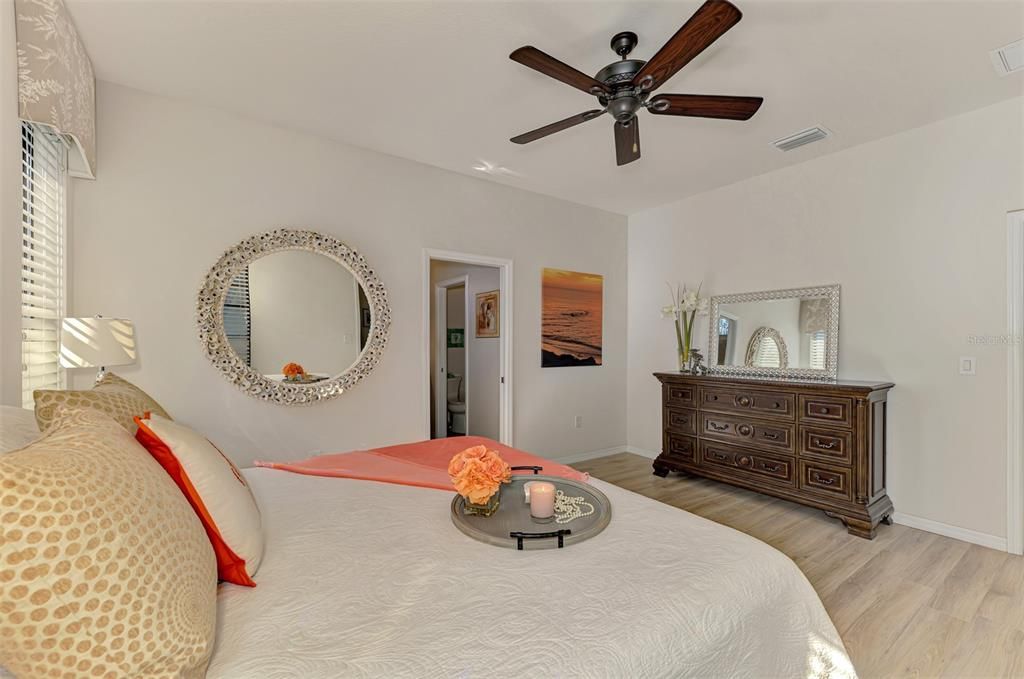 待售: $450,000 (2 贝兹, 2 浴室, 1726 平方英尺)