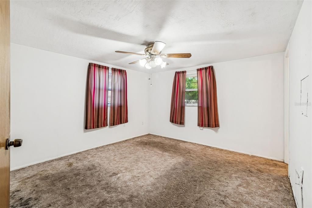 待售: $250,000 (4 贝兹, 2 浴室, 1756 平方英尺)