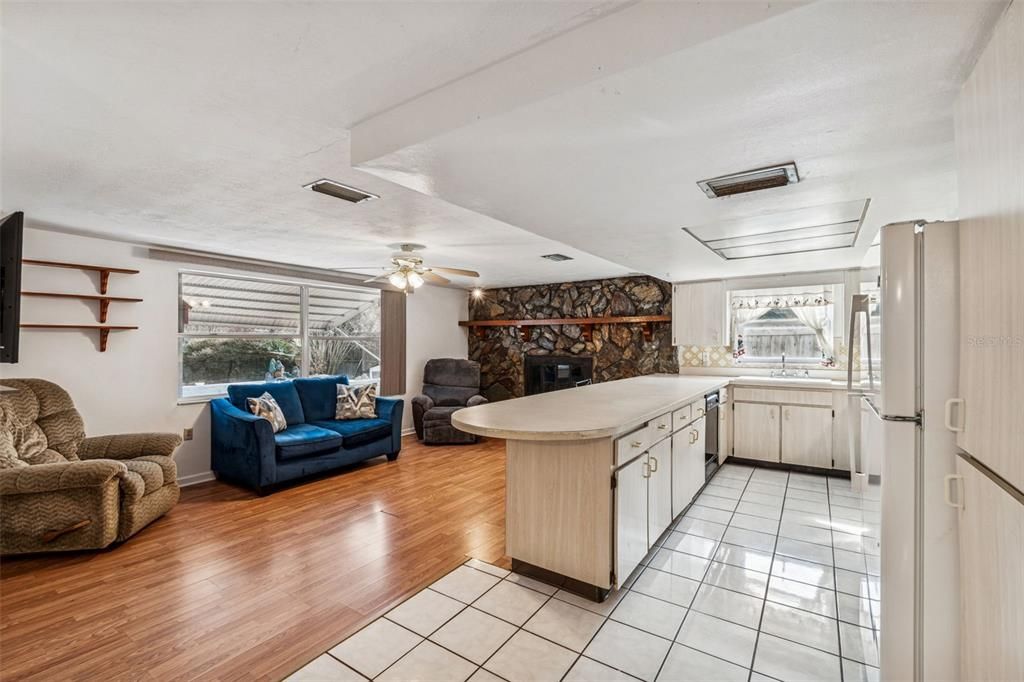 待售: $250,000 (4 贝兹, 2 浴室, 1756 平方英尺)