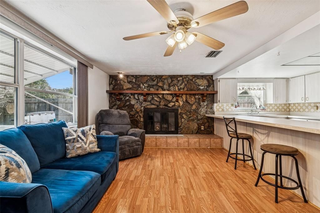 待售: $250,000 (4 贝兹, 2 浴室, 1756 平方英尺)