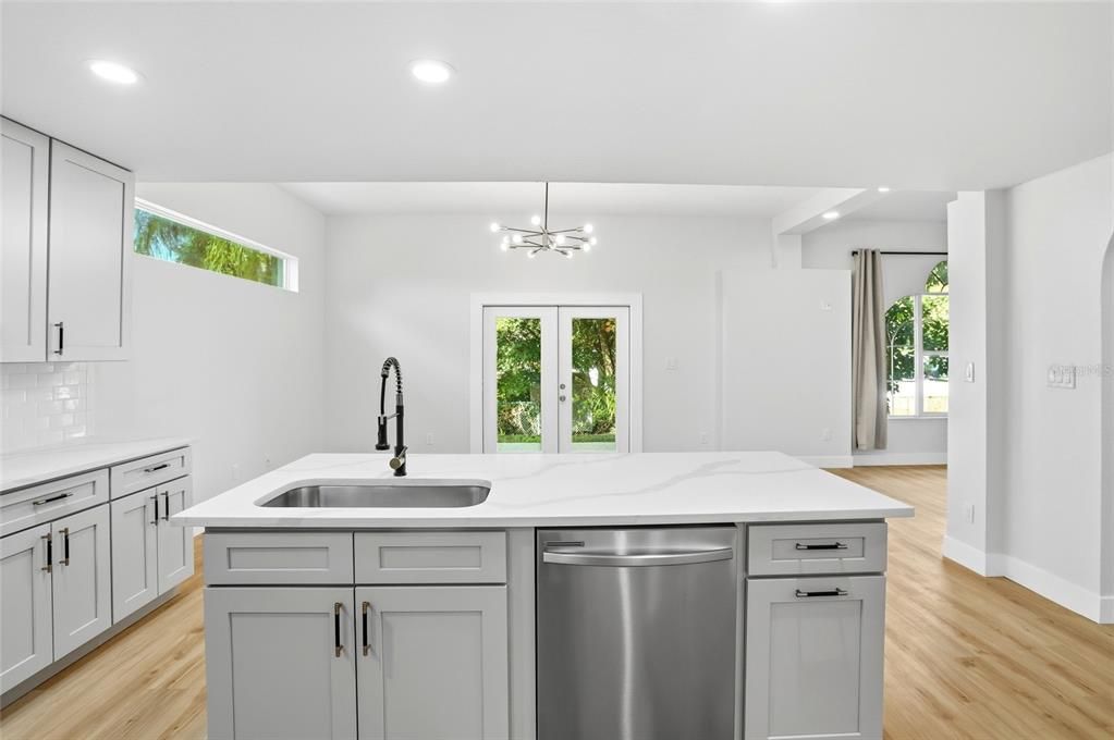 En Venta: $549,900 (5 camas, 2 baños, 2433 Pies cuadrados)