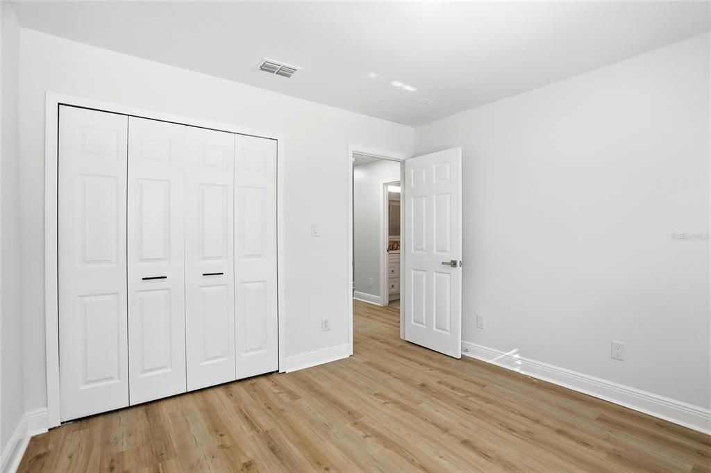 En Venta: $549,900 (5 camas, 2 baños, 2433 Pies cuadrados)