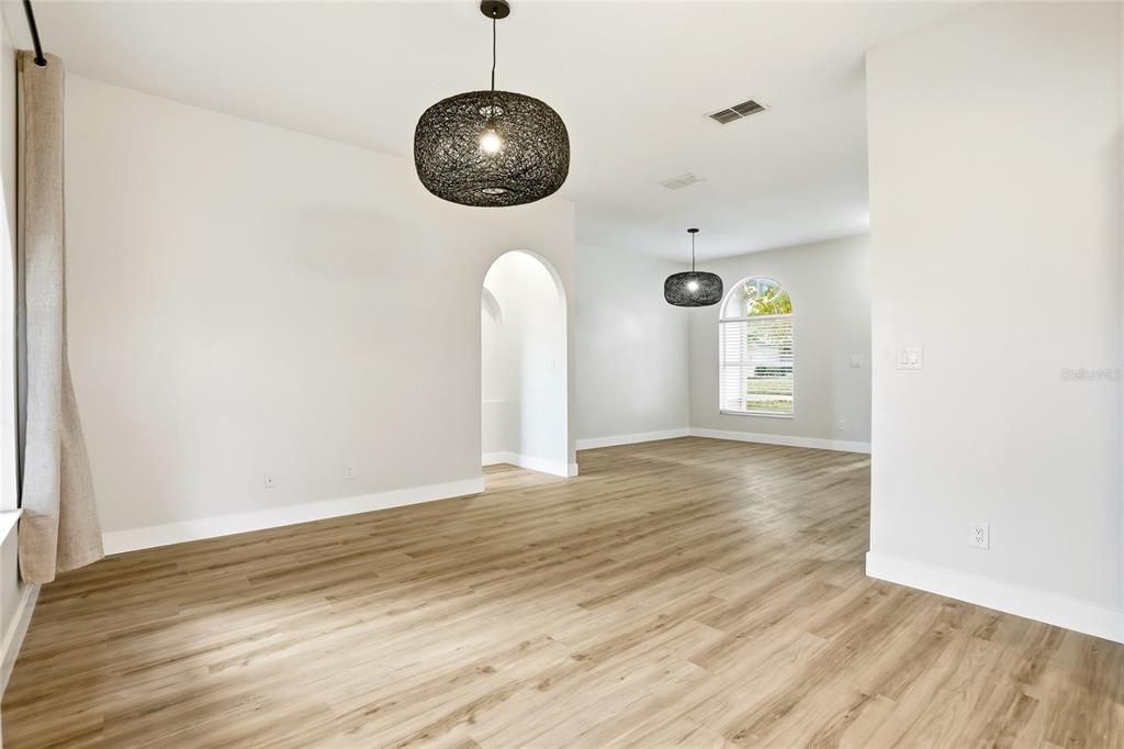 En Venta: $549,900 (5 camas, 2 baños, 2433 Pies cuadrados)