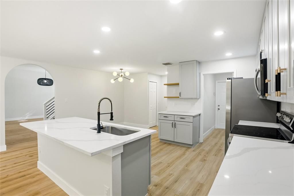 En Venta: $549,900 (5 camas, 2 baños, 2433 Pies cuadrados)