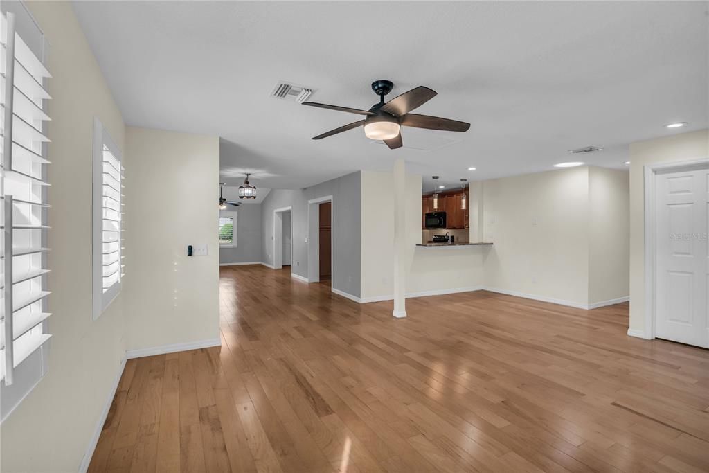 待售: $439,900 (4 贝兹, 3 浴室, 2111 平方英尺)