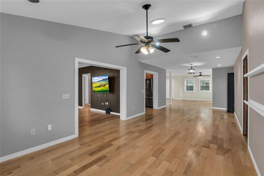 待售: $439,900 (4 贝兹, 3 浴室, 2111 平方英尺)