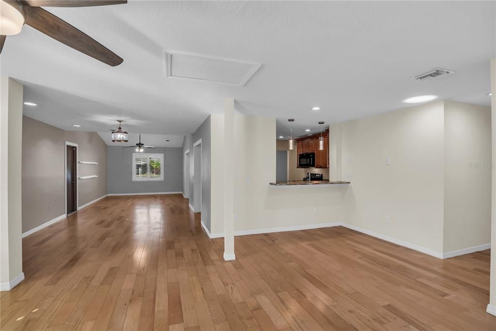 待售: $439,900 (4 贝兹, 3 浴室, 2111 平方英尺)