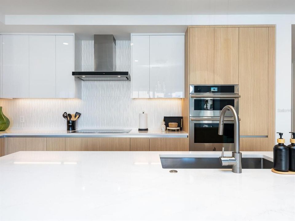 For Sale: $1,399,000 (2 beds, 3 baths, 1678 Square Feet)