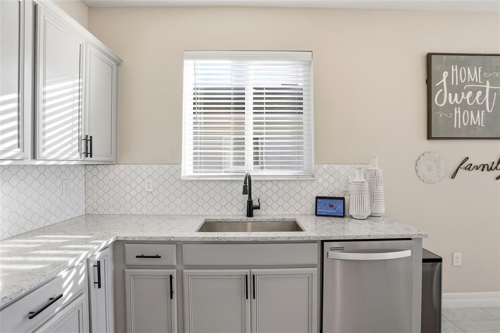 На продажу: $389,999 (4 спален, 2 ванн, 1696 Квадратных фут)