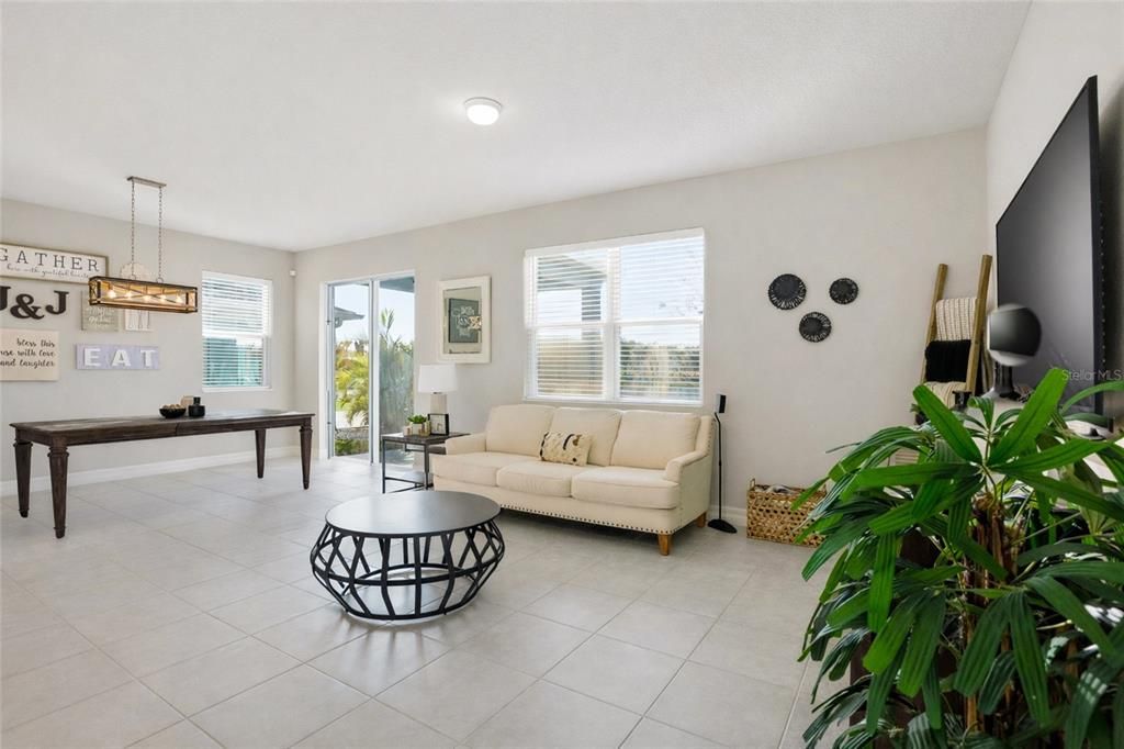 На продажу: $389,999 (4 спален, 2 ванн, 1696 Квадратных фут)