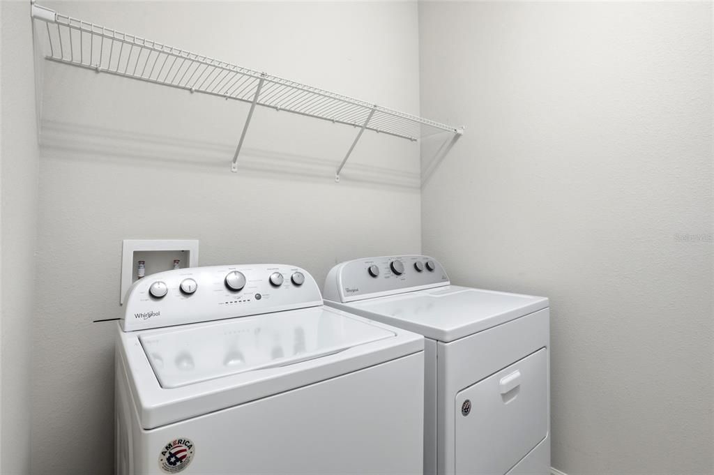 На продажу: $389,999 (4 спален, 2 ванн, 1696 Квадратных фут)