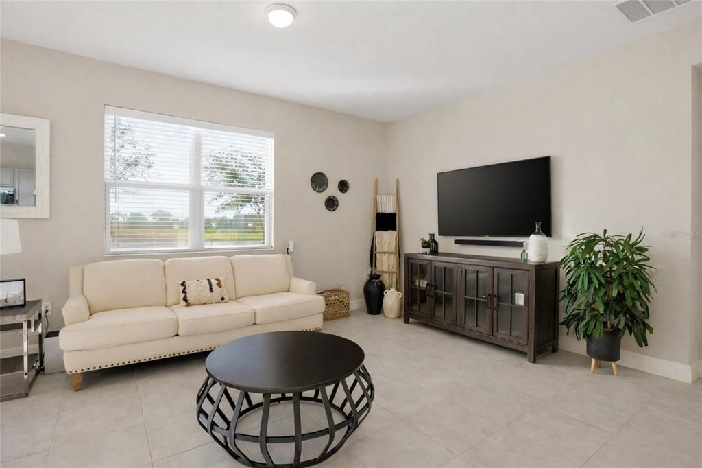 На продажу: $389,999 (4 спален, 2 ванн, 1696 Квадратных фут)