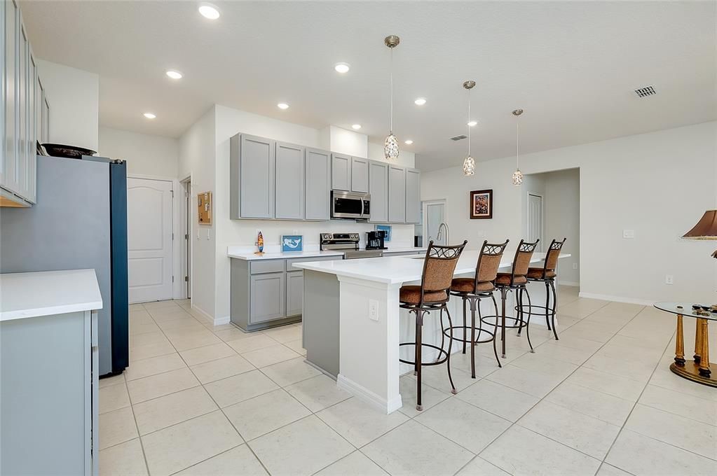 待售: $425,000 (4 贝兹, 3 浴室, 2198 平方英尺)