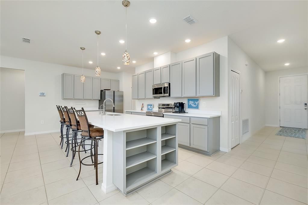 待售: $425,000 (4 贝兹, 3 浴室, 2198 平方英尺)