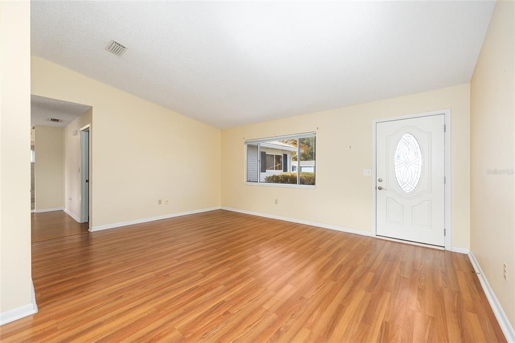 待售: $170,000 (3 贝兹, 2 浴室, 1404 平方英尺)