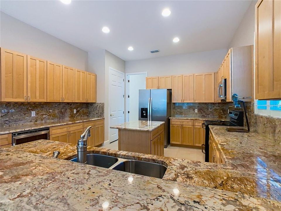 待售: $480,000 (3 贝兹, 2 浴室, 2719 平方英尺)