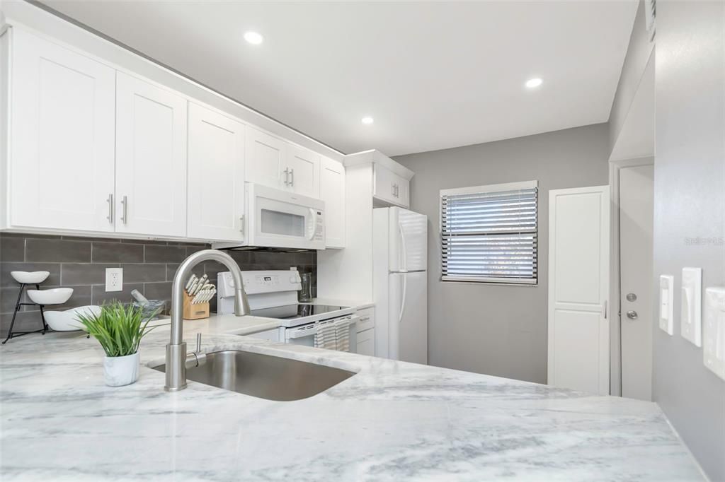 待售: $185,000 (2 贝兹, 2 浴室, 940 平方英尺)