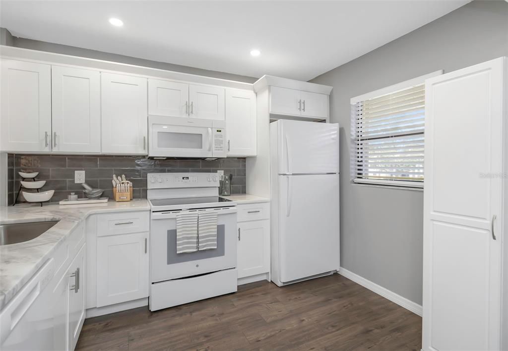 待售: $185,000 (2 贝兹, 2 浴室, 940 平方英尺)