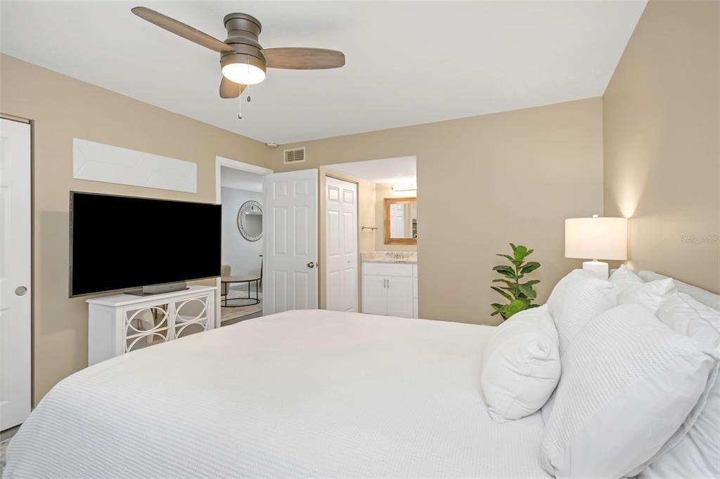 待售: $185,000 (2 贝兹, 2 浴室, 940 平方英尺)