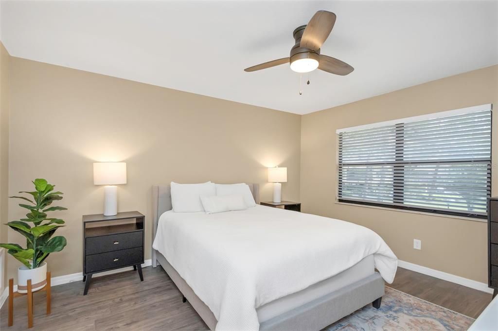 待售: $185,000 (2 贝兹, 2 浴室, 940 平方英尺)