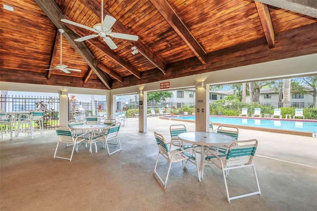 待售: $185,000 (2 贝兹, 2 浴室, 940 平方英尺)