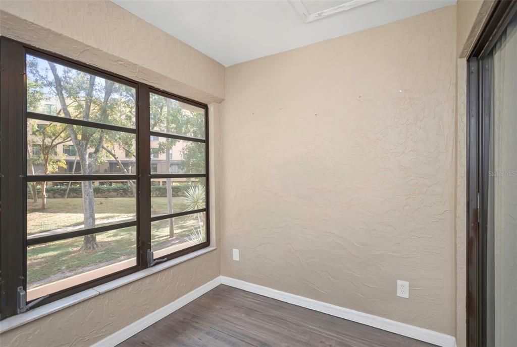 待售: $185,000 (2 贝兹, 2 浴室, 940 平方英尺)