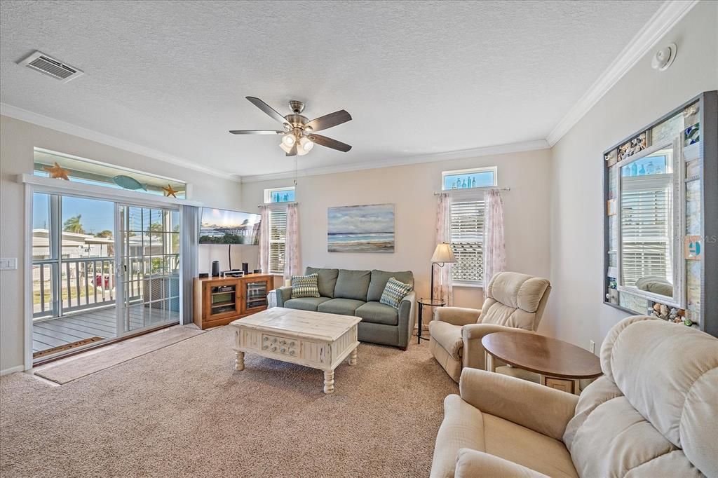 Под контрактом: $240,000 (2 спален, 2 ванн, 1296 Квадратных фут)