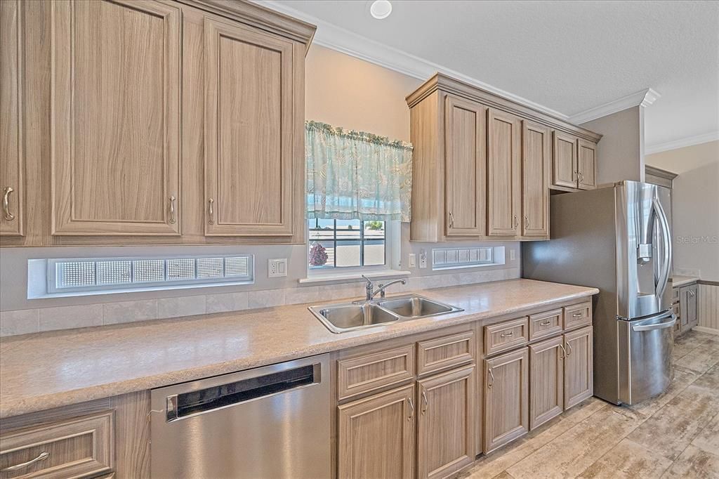 Под контрактом: $240,000 (2 спален, 2 ванн, 1296 Квадратных фут)