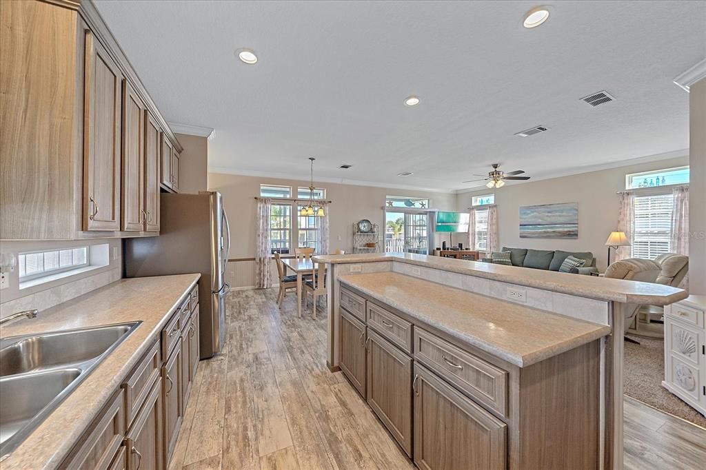 Под контрактом: $240,000 (2 спален, 2 ванн, 1296 Квадратных фут)