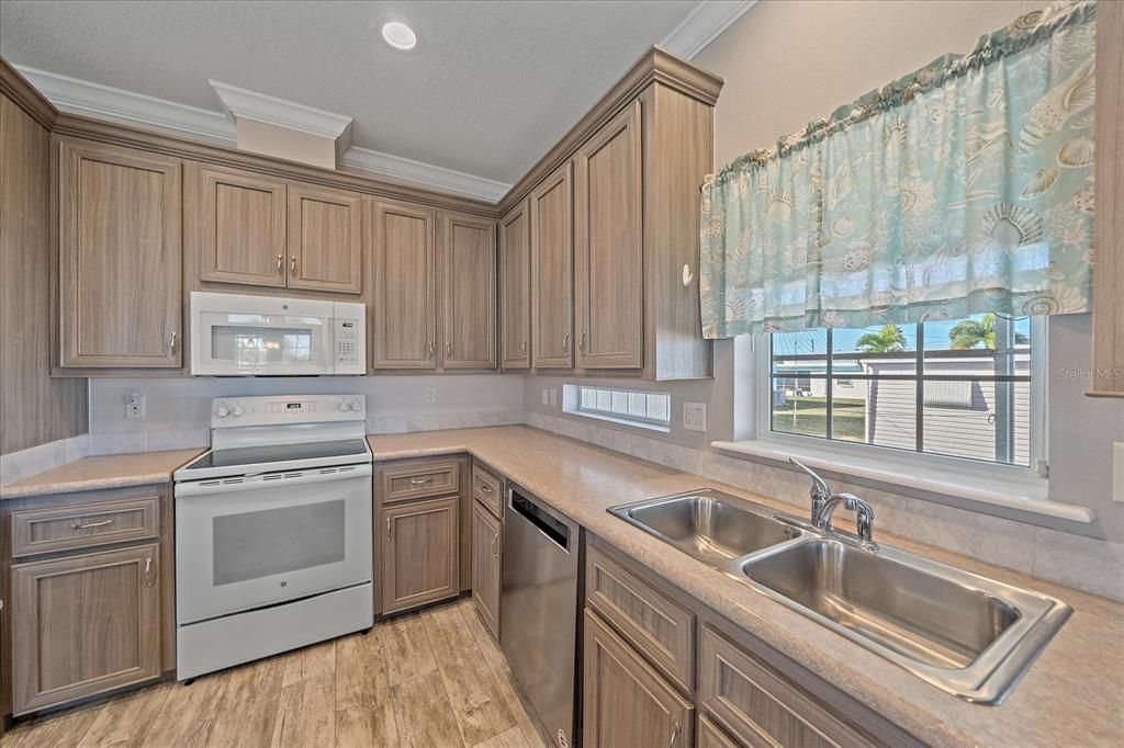 Под контрактом: $240,000 (2 спален, 2 ванн, 1296 Квадратных фут)