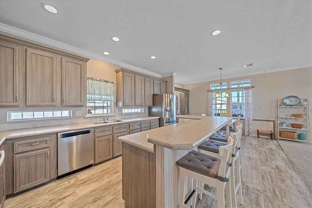 Под контрактом: $240,000 (2 спален, 2 ванн, 1296 Квадратных фут)