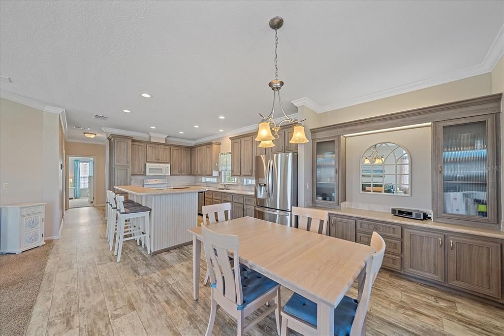 Под контрактом: $240,000 (2 спален, 2 ванн, 1296 Квадратных фут)