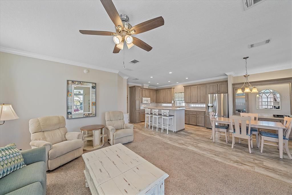 Под контрактом: $240,000 (2 спален, 2 ванн, 1296 Квадратных фут)