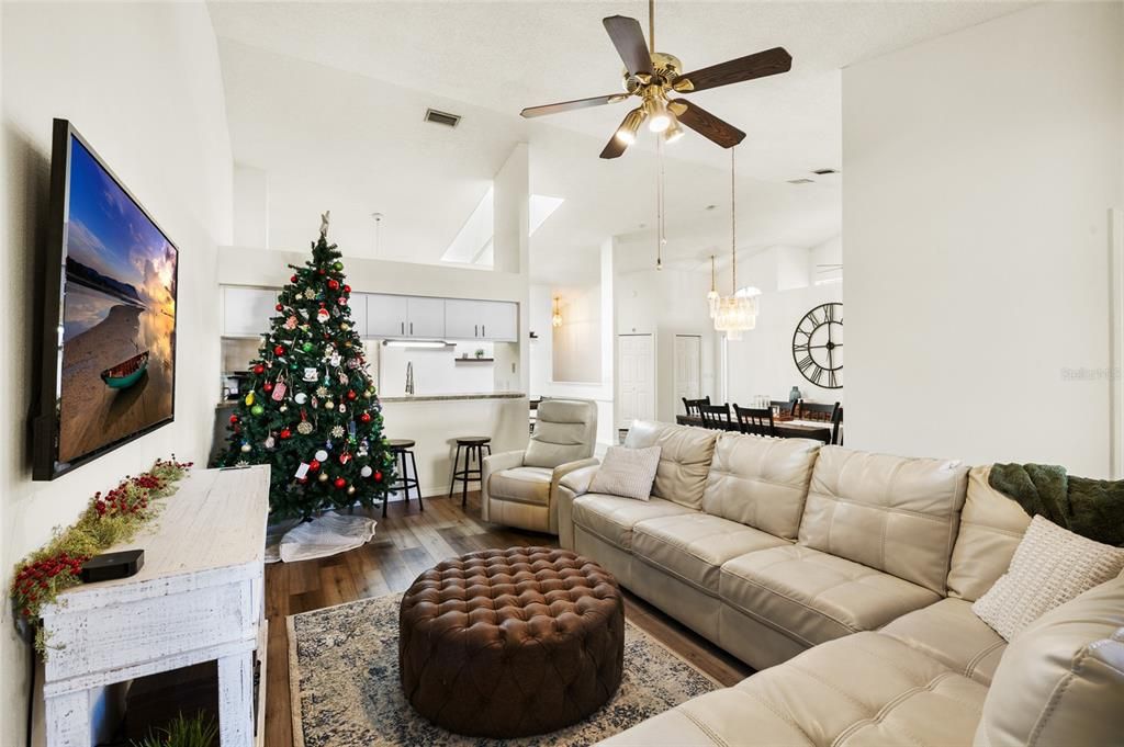 待售: $439,900 (4 贝兹, 2 浴室, 1784 平方英尺)