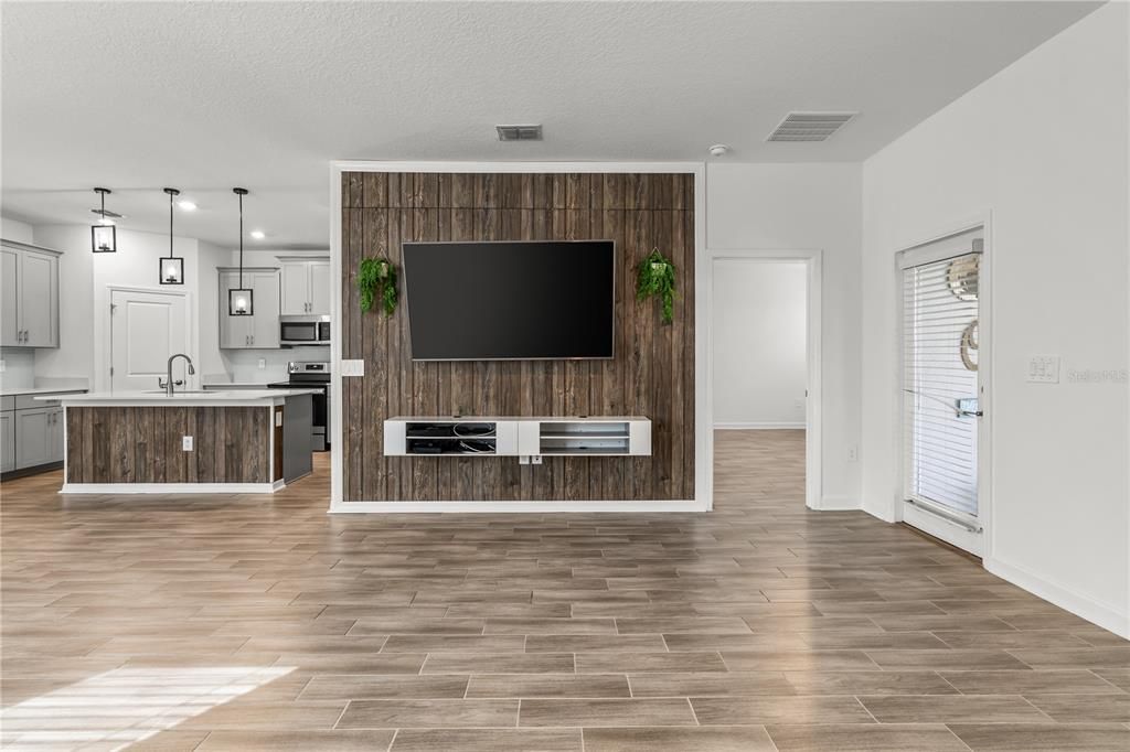 出租: $3,700 (4 贝兹, 3 浴室, 2136 平方英尺)